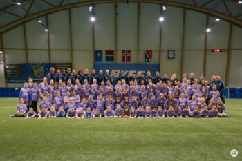 Over 200 unge fotballjenter var samlet i Finnmarkshallen første helga i desember. Alta IFs damelag arrangerte Jentefotballdagene. Foto: Cecilia Emilie Johansen, Frikant